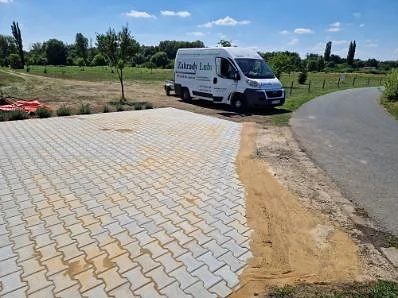 Zámková dlažba jako sjezd od polní cesty k pozemku