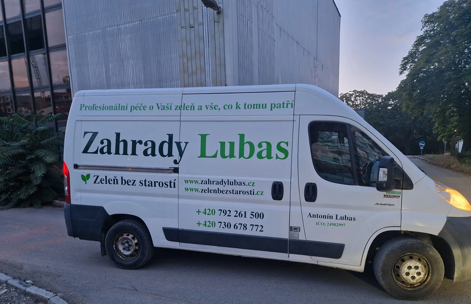 Dodávka Zahrady Lubas s polepem a kontakty