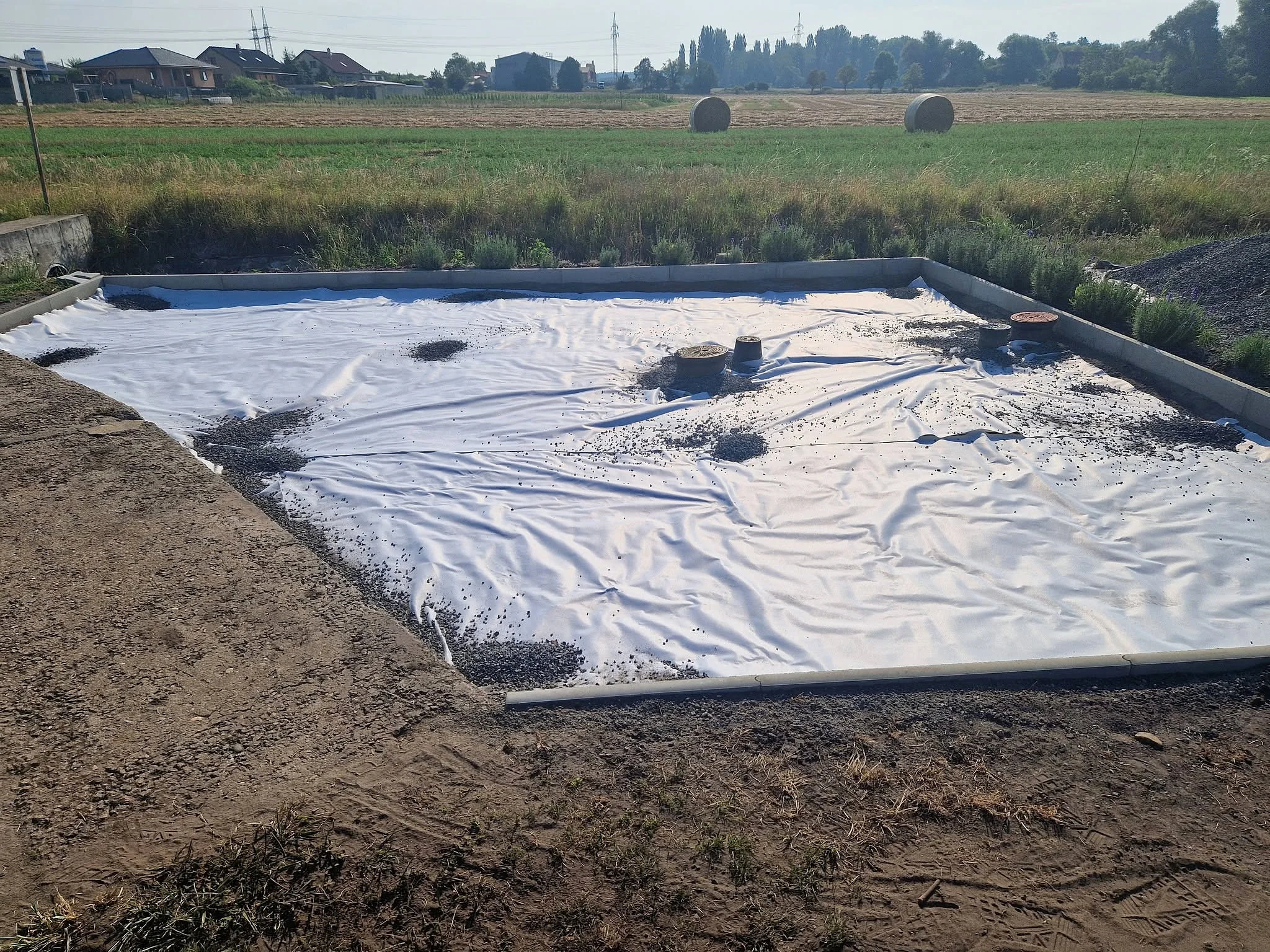 Geotextilie rozprostřená na připraveném podkladu plochy